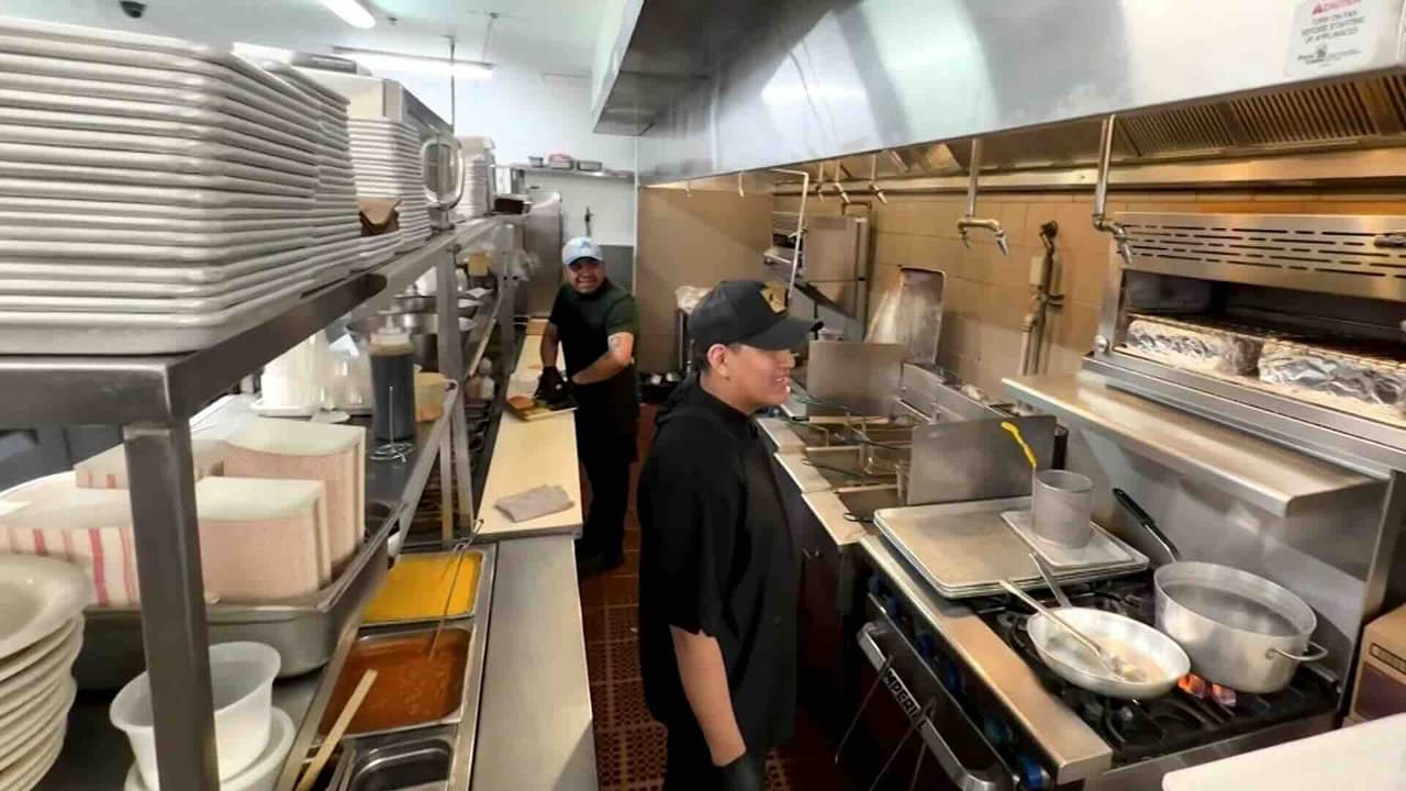 Redadas migratorias agravan crisis laboral en restaurantes de Chicago