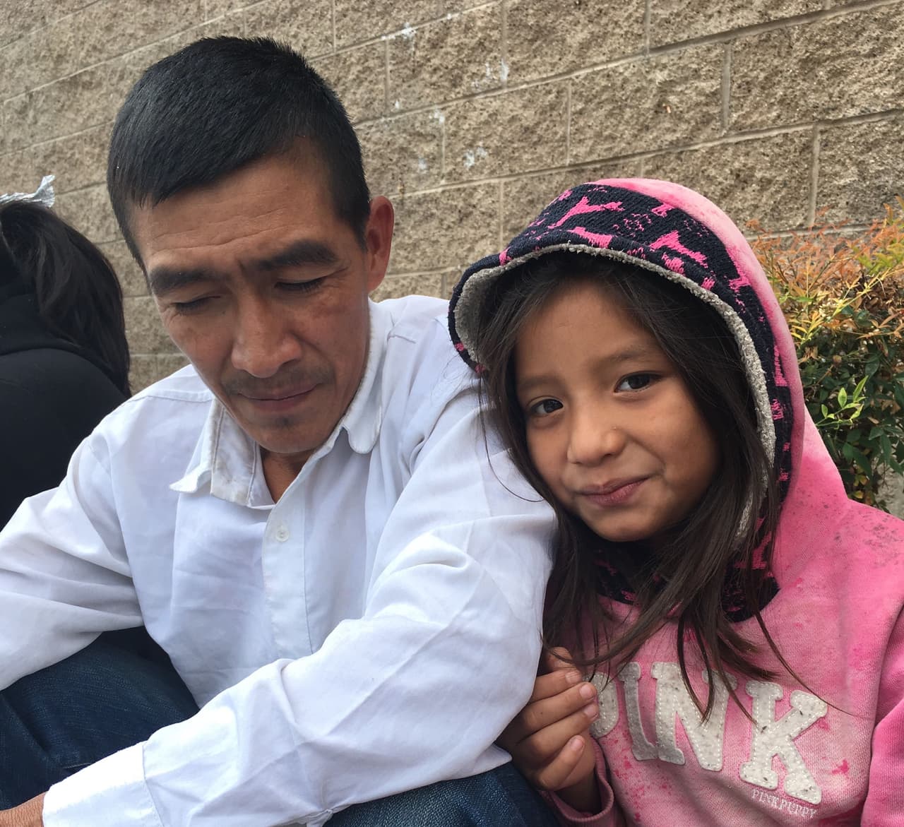 "Aquí nos vinieron a botar": Patrulla Fronteriza libera a decenas de migrantes frente a estación de bus en California