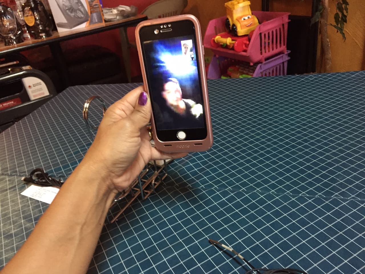 Raquel logró comunicarse con uno de sus amigos de infancia, quien mostró árboles caídos en una plaza de San Juan a través de Facebook. "Inimaginable la cantidad de agua, los árboles cuando se movían", relató José Morales.