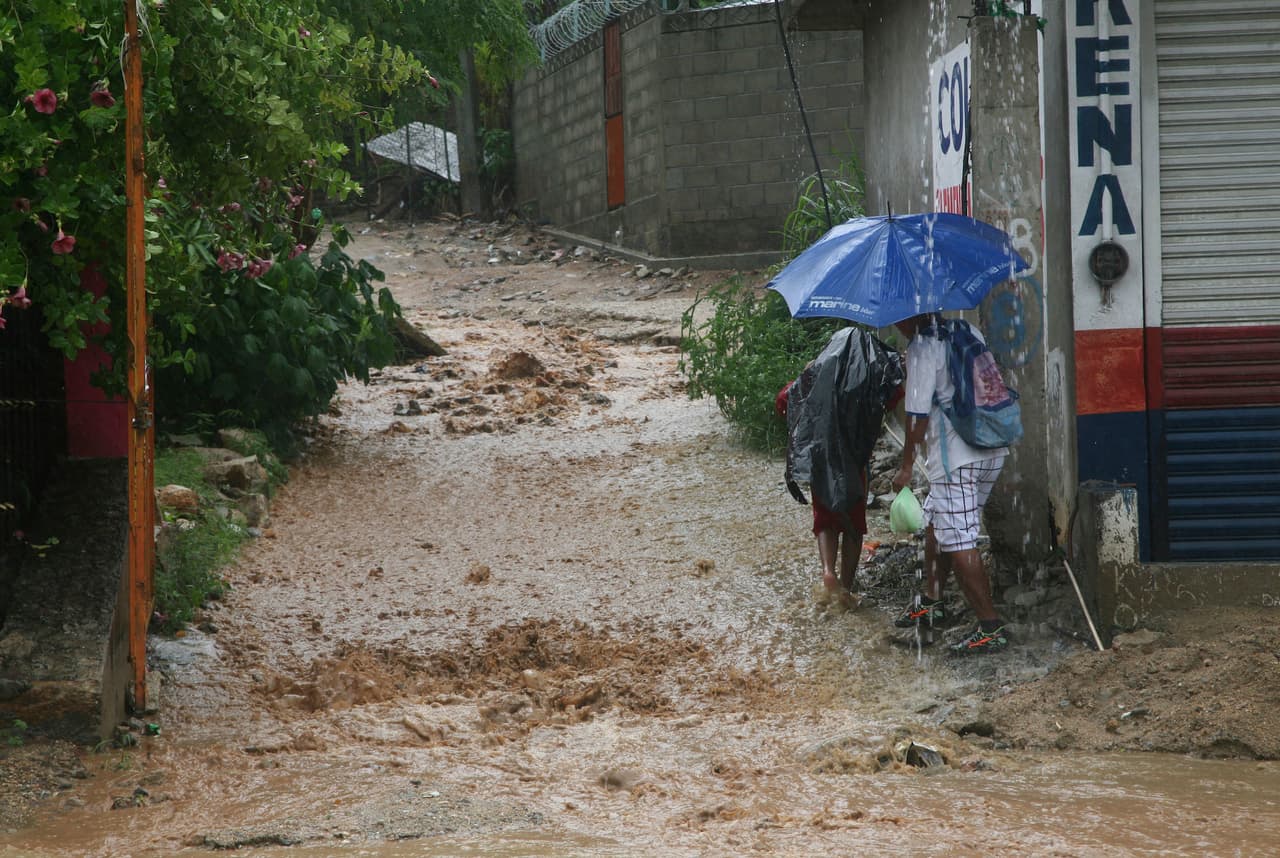 Una calle inundada en el puerto turístico de Acapulco a causa de torrenciales lluvias