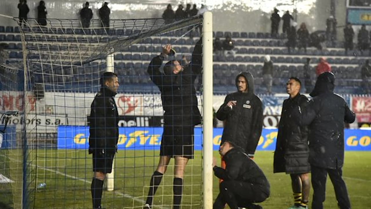 ¿Trampa? AEK se queja de altura de las porterías del Atromitos