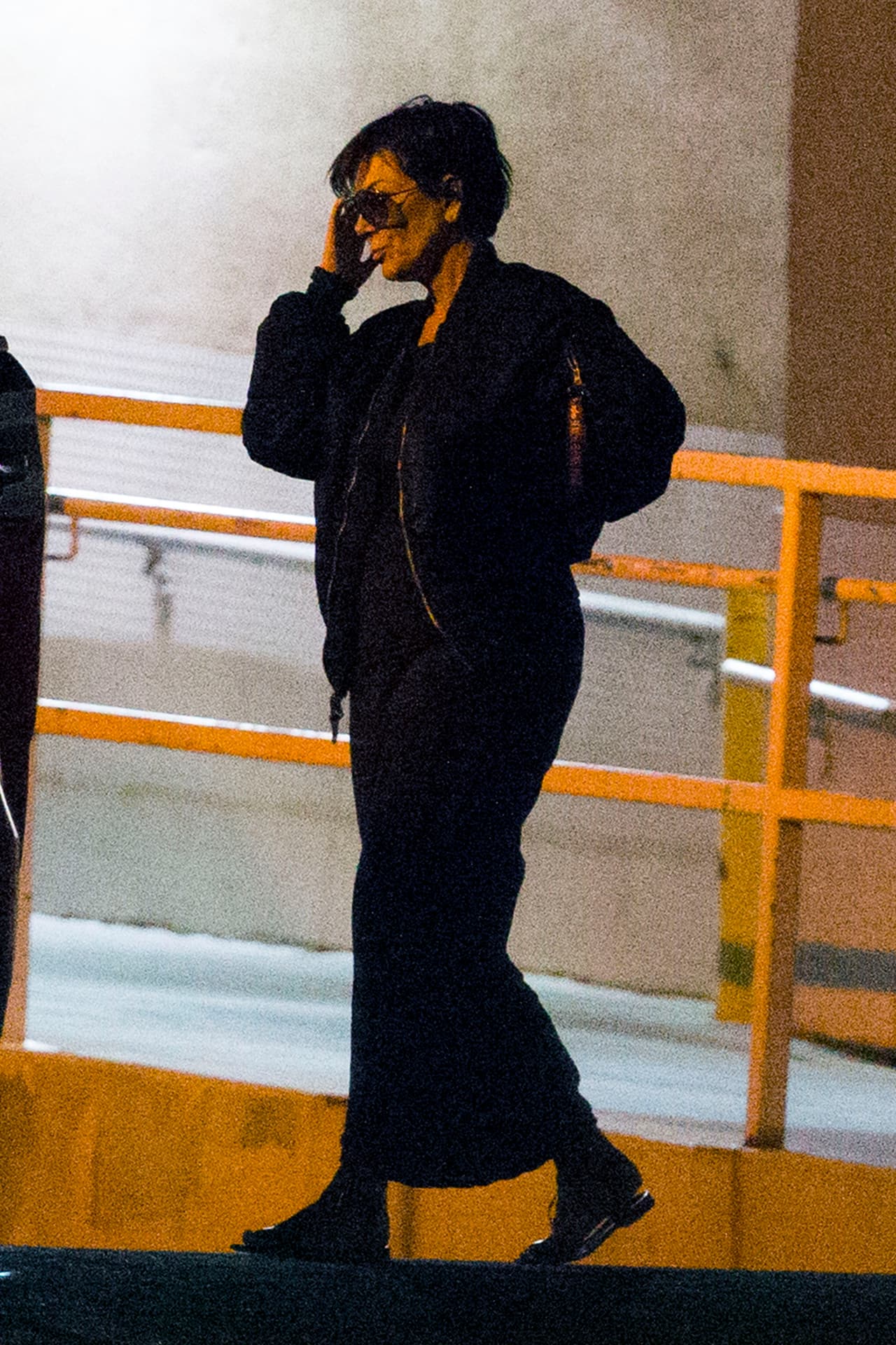 Se le puede ver muy afectada por la condición de Lamar.