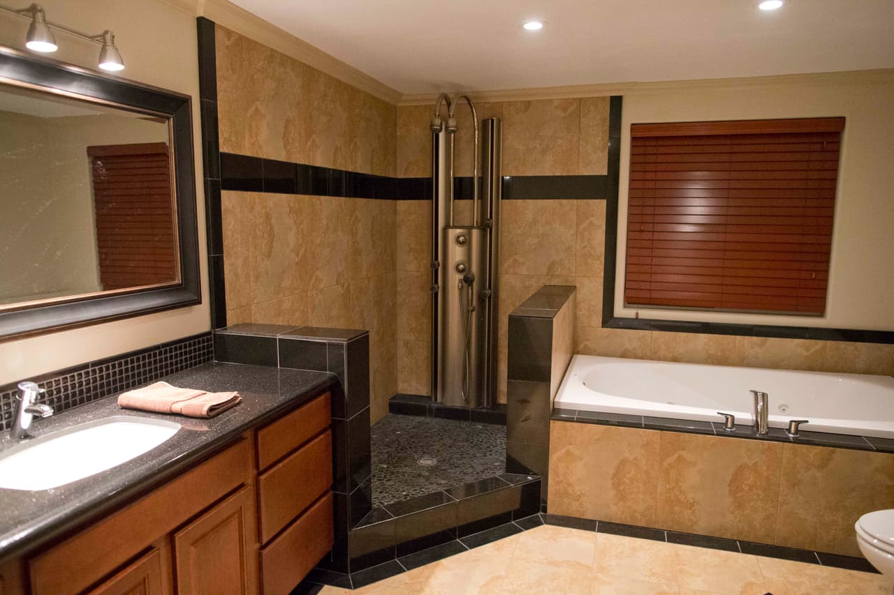 El costo de la estancia puede variar, dependiendo del número de chicas que acompañen a los clientes.