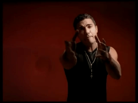 No fueron ni una ni dos veces las que Jaime Camil intentó pegar como cantante, sino 4 los discos que este famoso lanzó durante su carrera musical; sin embargo ganó más popularidad en su faceta como actor, cuando le llegó el estrellato con el personaje de 'Don Fernando' en la novela 'La fea mas bella', al lado de su inseparable amiga Angélica Vale.