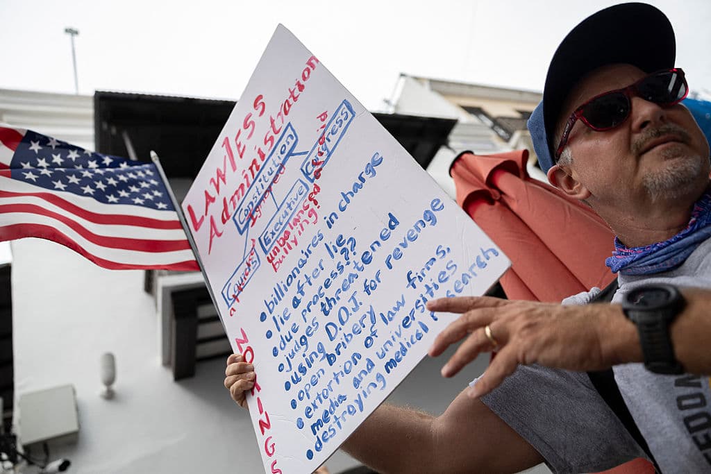 <b>La manifestación fue convocada por el Frente contra las Políticas Migratorias del Presidente Trump</b>, como parte del movimiento nacional
<i>No Kings Day</i>.