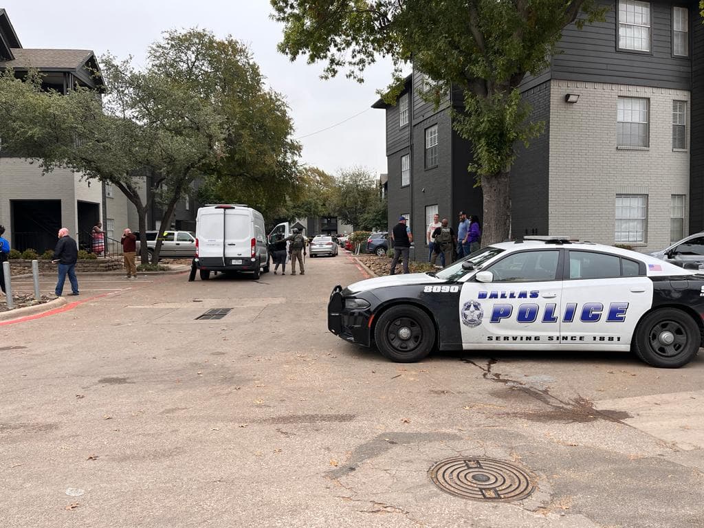 El oficial herido del Departamento de Policía de Dallas fue trasladado a un hospital cercano en estado estable.