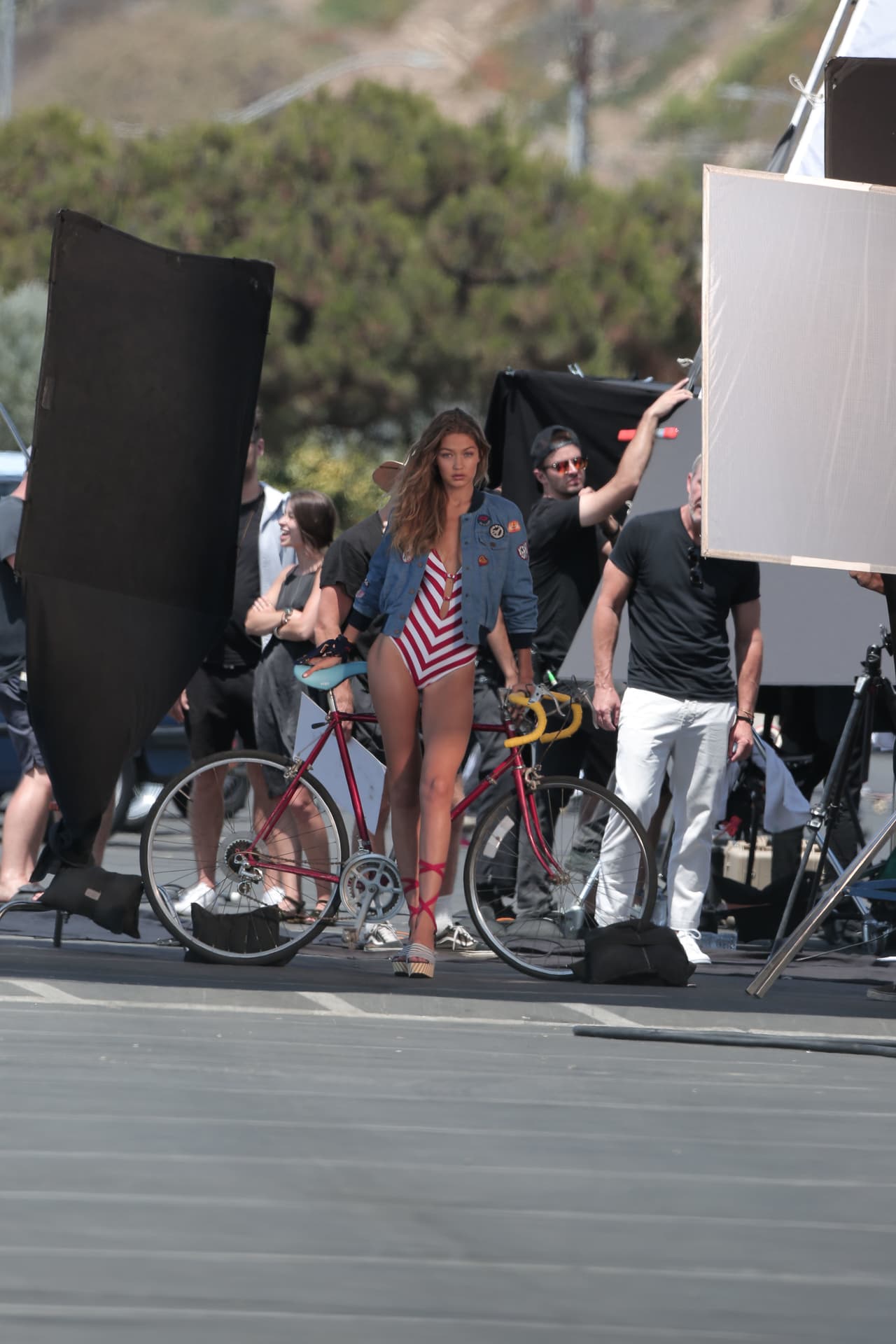 Un vistazo a todo el equipo fotográfico trabajando en la sesión.
