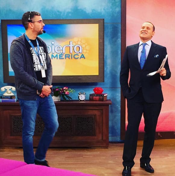 ¡Siempre sonriente! Alan listo para comenzar el programa.