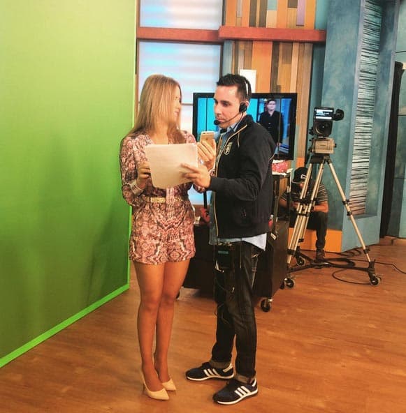 Ximena preparándose para el segmento del 'weather'.