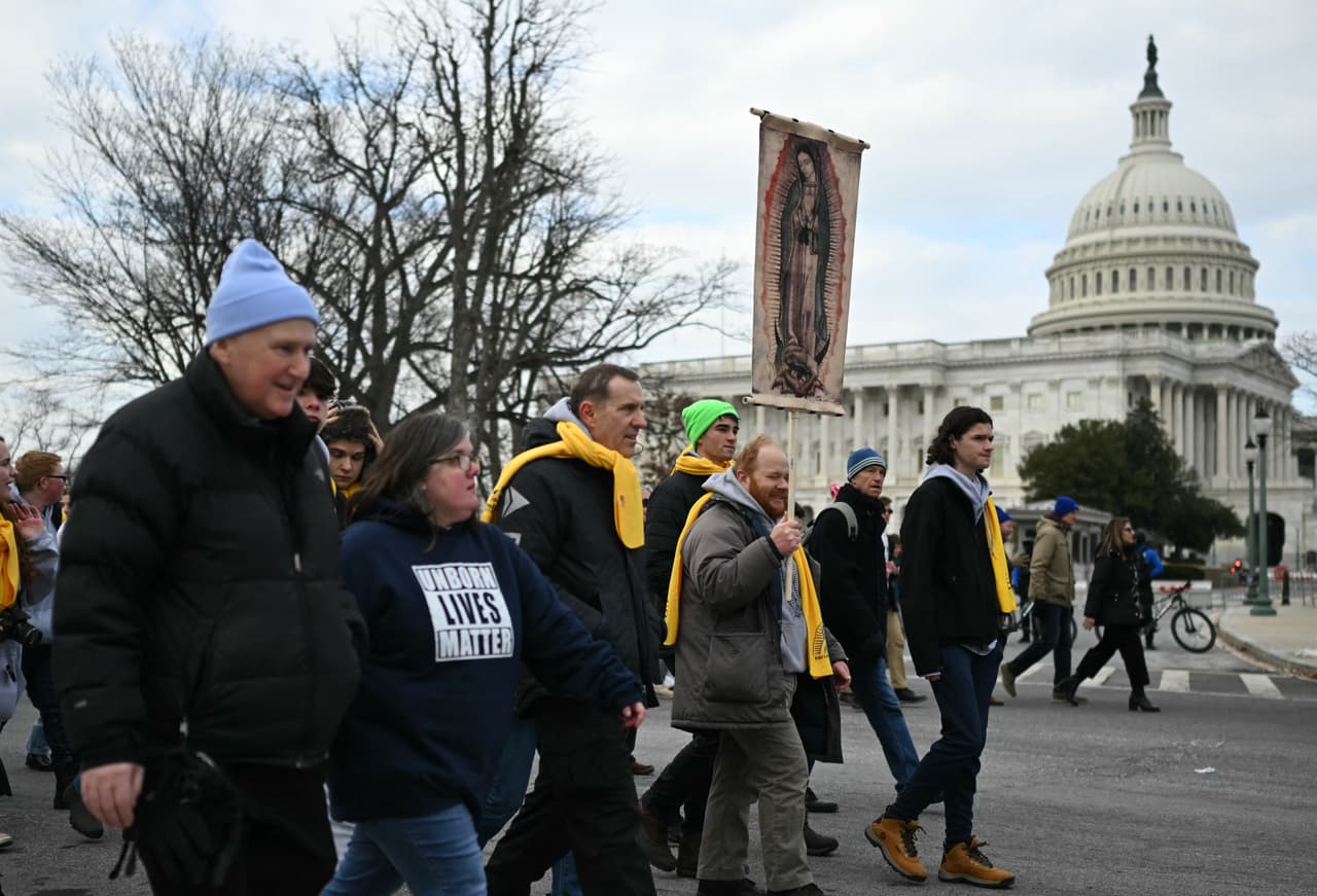 Con mensajes como "Un born lives matters" y otra imágenes religiosas fue que los manifestantes tomaron las calles.