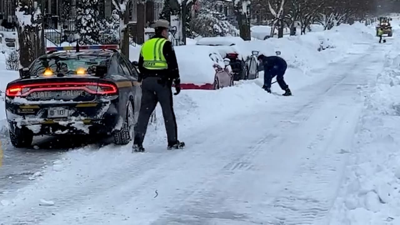 Mujer muere tras quedar atrapada en su auto durante nevada; suman 28 muertos en Buffalo