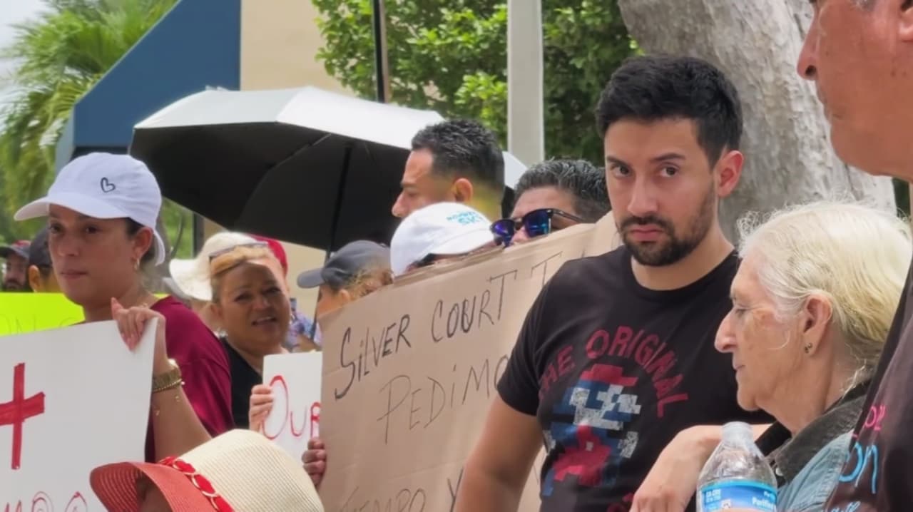 Residentes de parque de casas móviles en la Pequeña Habana protestan por su desalojo