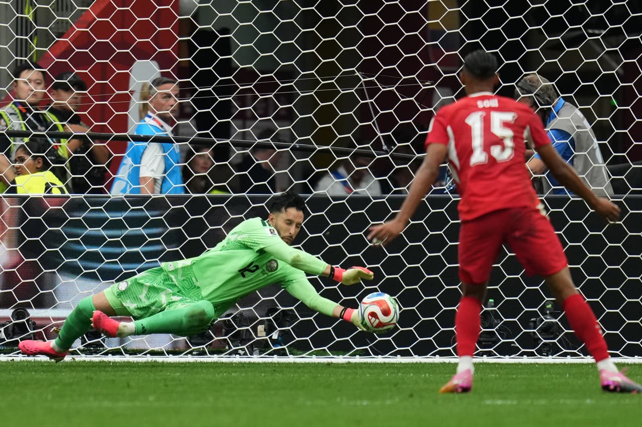 El portero de Colombia, Camilo Vargas (12), realiza una atajada durante el partido de octavos de final de la Copa del Mundo entre Suiza y Colombia en Vancouver, Columbia Británica, el martes 7 de julio de 2026.