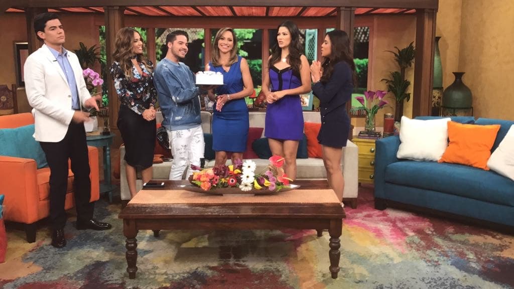 William llevó el pastel y todos le cantaron las mañanitas a la cumpleañera.