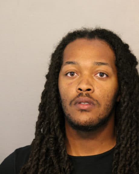 Edwards dijo que los saqueadores apuntaron al menos a 25 negocios en el Loop.
<br>
<br>Arrestos: Jarve Toms-Dixon. Dirección del hecho: 1000 Block of North Ave - 18th District. Un cargo de delito grave de robo, un cargo de delito grave de saqueo.