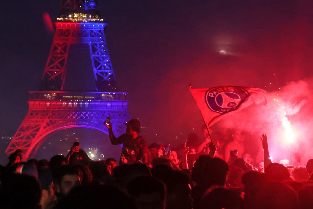 París rinde homenaje a su equipo: la Torre Eiffel luce los colores del PSG.