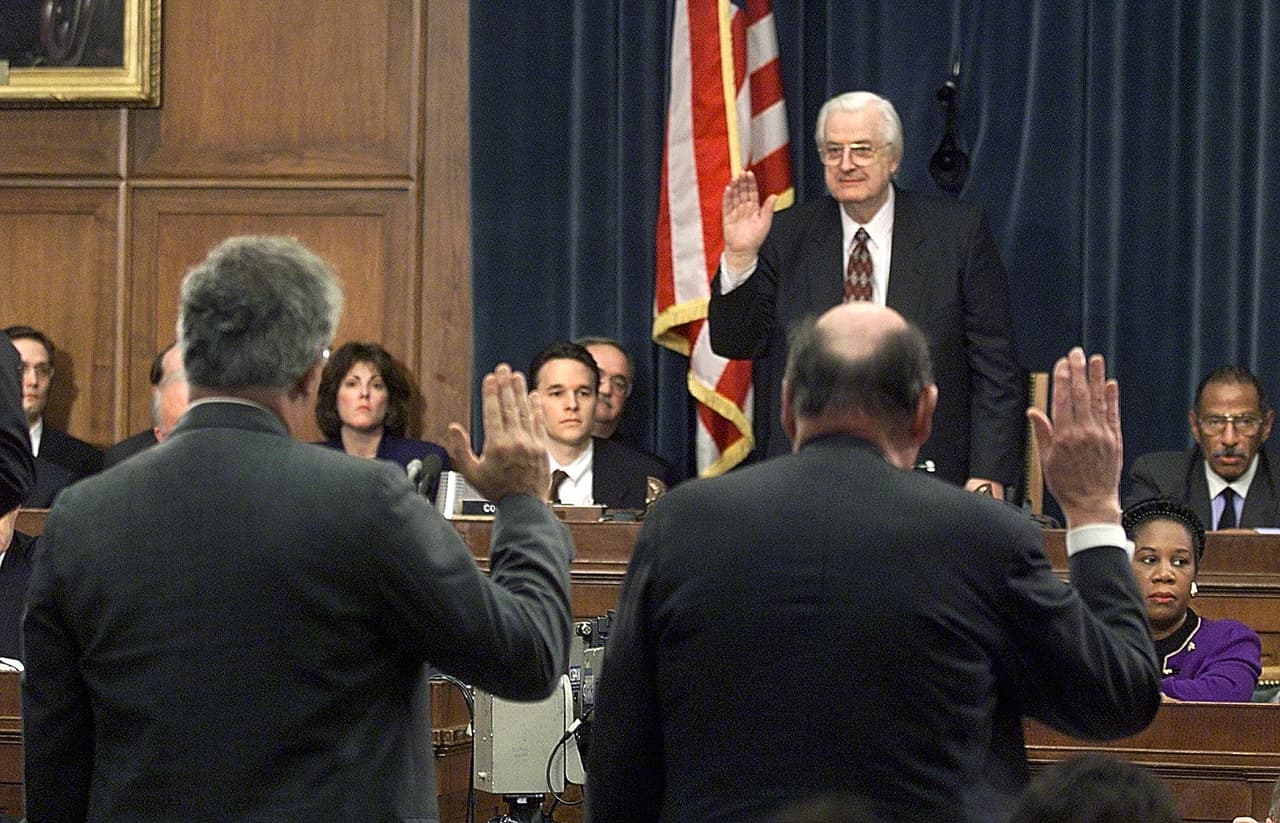 El entonces presidente del Comité Judicial de la Cámara de Representantes, el republicano por Illinois Henry Hyde, jura el 8 de diciembre de 1998 durante las audiencias de juicio político a Clinton. También hubo republicanos moderados como Michael Castle. "Todo esto es tan abrumador", dijo Castle quien intentó sin éxito encontrar un compromiso bipartidista junto al juicio político.