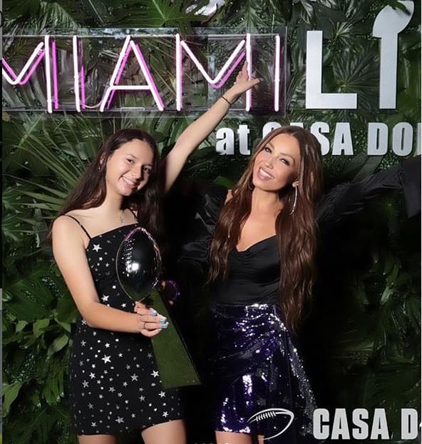 “¡Latinas en casa! Fiesta pre #superbowl de @jlo y @arod’s. ¡Noche divertida!”, escribió Thalía en su Instagram.