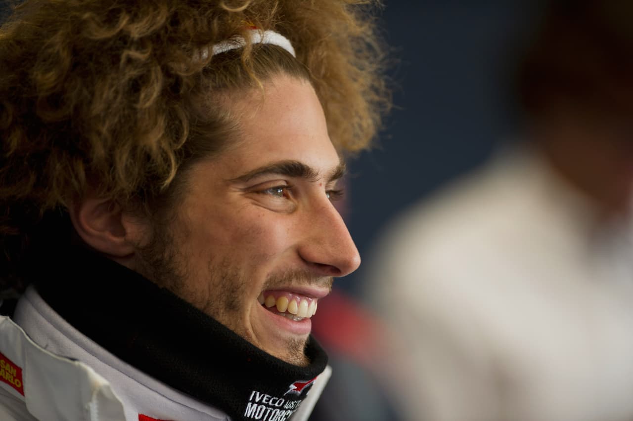 <b>Marco Simoncelli</b>: piloto de motocicleta italiano, que tuvo una trágica muerte al estrellarse con Valentino Rossi y Colin Edwards. Murió a sus 24 años, durante una carrera de Moto GP, en 2011, en el circuito de Sepang.
<br>
<br>