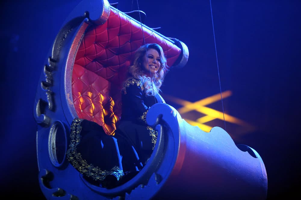 Para 2014 vimos el debut de la que sería una de las consentidas del público, Chiquis Rivera. La hija de 'La Diva de la Banda' apareció desde las alturas, en este asiento que la ubicó en el escenario de Premios Juventud.