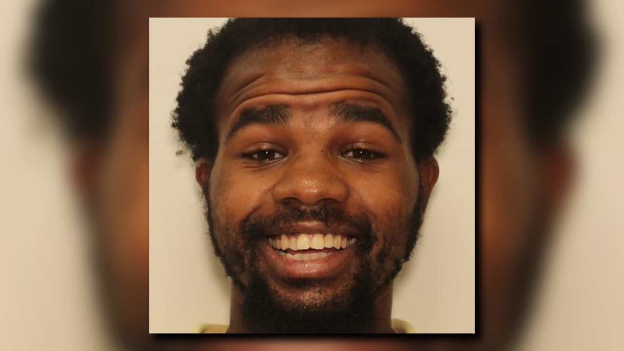 William Jerome Adams, de 24 años, sospechoso de matar a su novia Mary Lindsay, de 39 años, y a su hijo de 16 años, identificado como Atif Muhammad, en una casa en el condado de Gwinnett en Georgia, fue arrestado en Texas mientras intentaba ingresar a México.