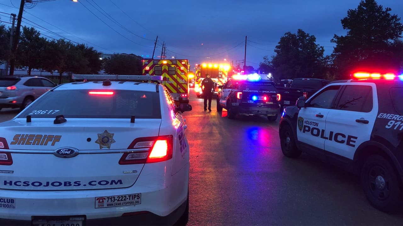 Un conductor en posible estado de ebriedad atropella y mata a dos peatones al norte del condado de Harris