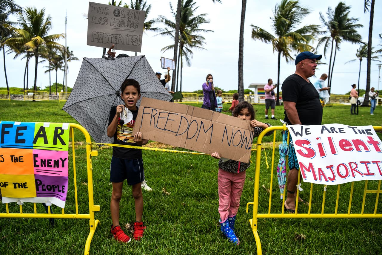 “El miedo es el enemigo de las personas”, decía una de las pancartas de un manifestante.