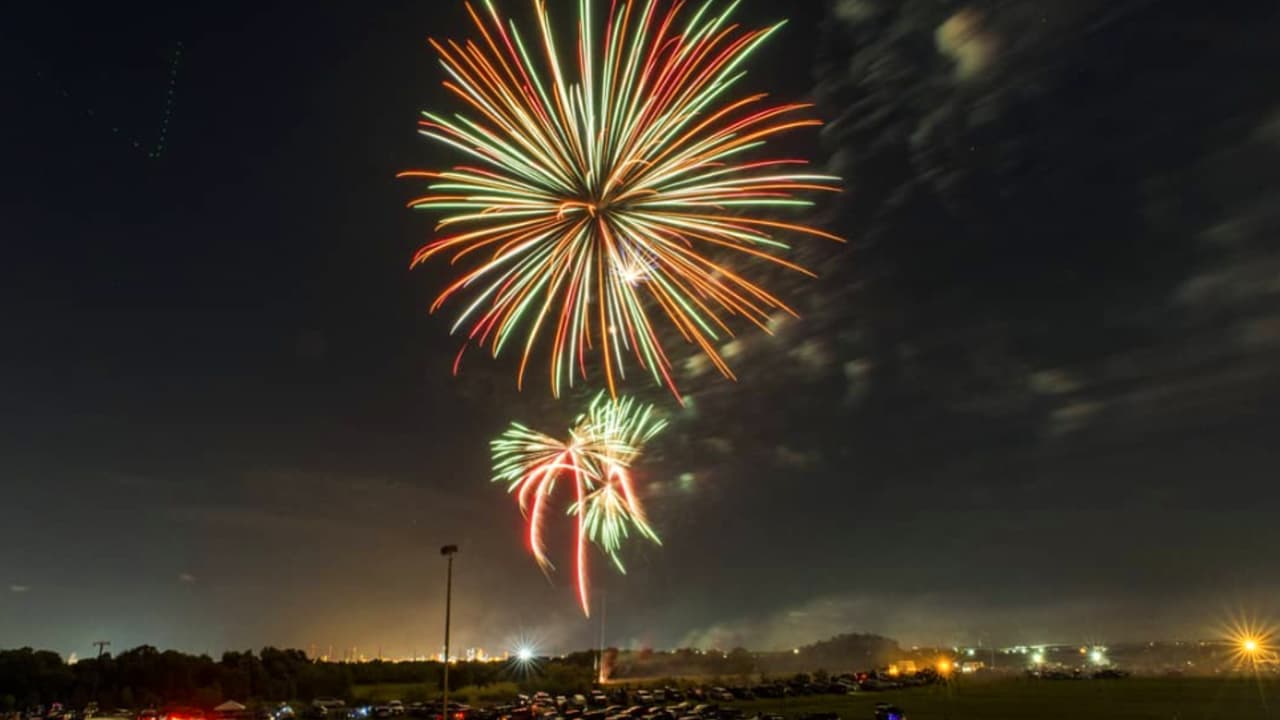 <b><h2 class="cms-H2-H2">Pasadena 4th Fest</h2></b>
<br>
<b>Dirección:</b> 
<a href="https://www.google.com/maps/place/7902+Fairmont+Pkwy,+Pasadena,+TX+77505/@29.6483456,-95.116225,17z/data=!3m1!4b1!4m6!3m5!1s0x86409f1cecb07763:0x317e073eaa214716!8m2!3d29.648341!4d-95.1136501!16s%2Fg%2F11b8v4cbx5?entry=ttu" target="_blank">7902 Fairmont Pkwy</a>
<br>
<b>Fecha y hora:</b> 4 a 10 pm – Los fuegos artificiales inician a las 9:30 pm.
<br>
<b>Precio de Entrada:</b> Gratis