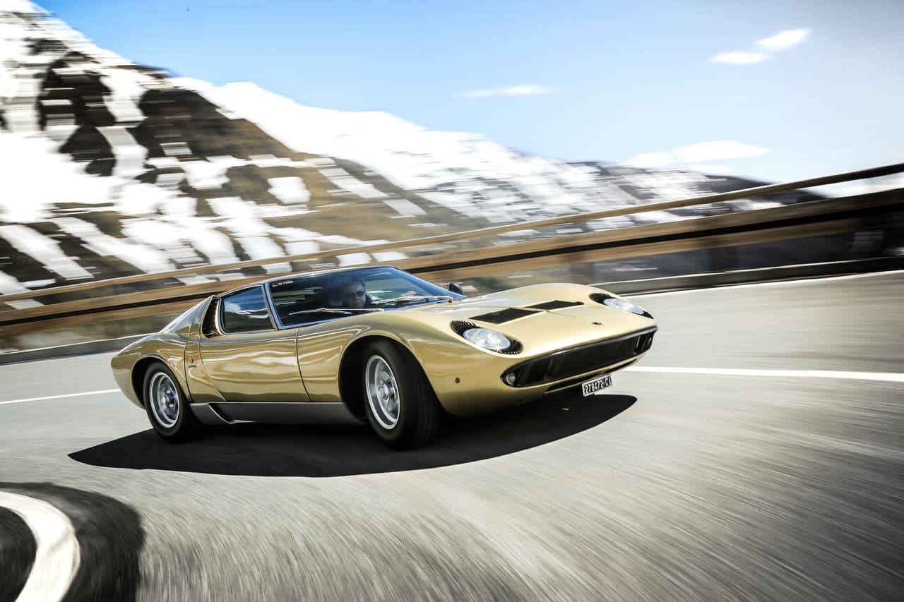 <b>Lamborghini Miura P400</b>
<br>Año: 1967
<br>Velocidad máxima: 172 mph (277 km/h)
<br>0-60 mph: 6.3 segundos
<br>Motor: V12 de 4.0 litros
<br>Potencia: 355 HP
<br>Precio original: 21,000 dólares
<br>