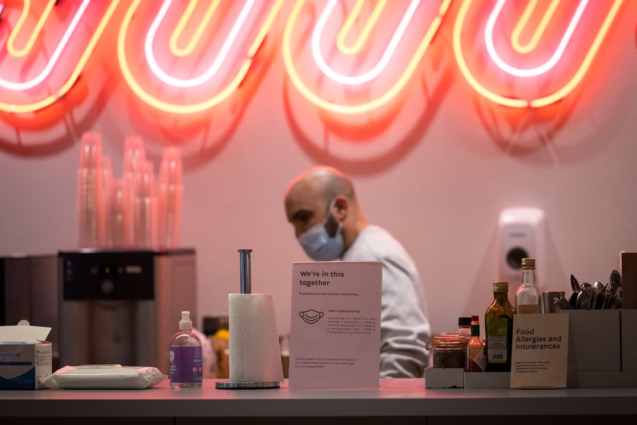 California permitirá que empleados vacunados no usen la mascarilla en el lugar de trabajo