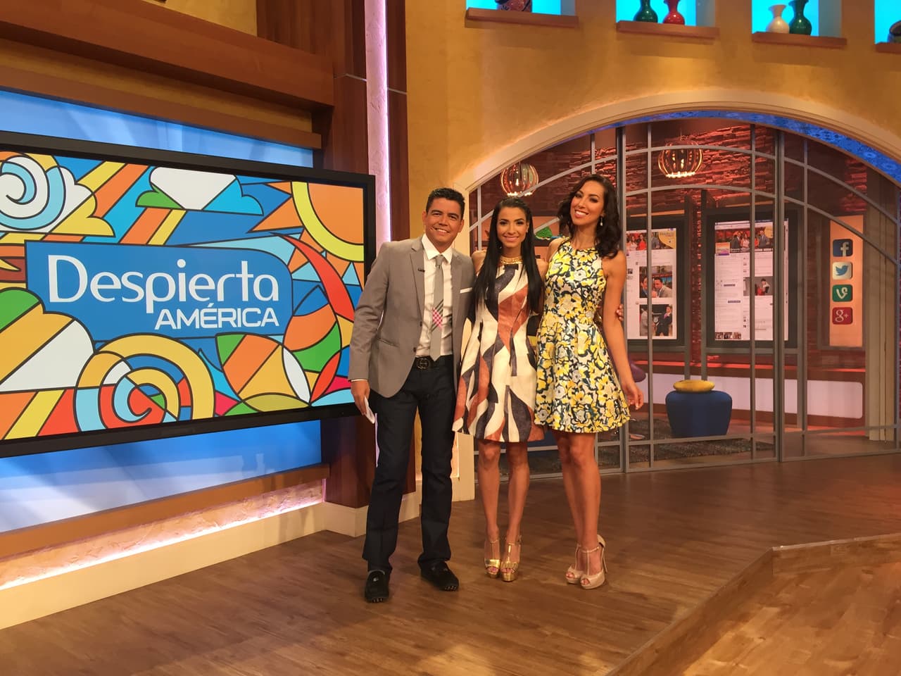 Código Segura y las chicas de Nuestra Belleza listas para recibir a nuestro invitado.