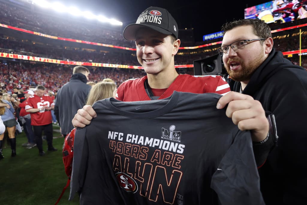El mariscal de campo de los 49ers de San Francisco, Brock Purdy, sostiene una camiseta después del partido de fútbol americano de la NFL por el campeonato de la NFC contra los Lions de Detroit en Santa Clara, California, el domingo 28 de enero de 2024. (Foto AP/Jed Jacobsohn)