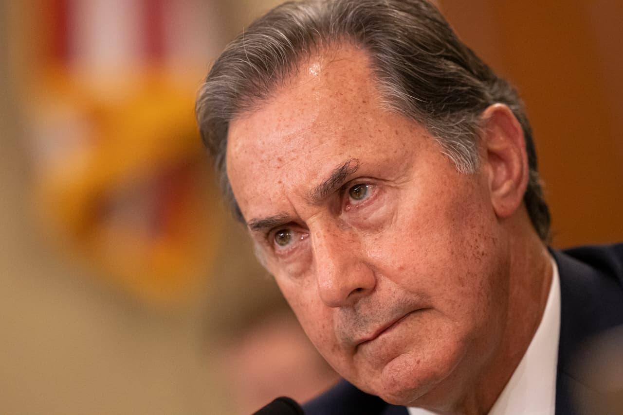 El representante Gary Palmer escucha una audiencia en la Cámara Baja el 14 de junio de 2022.