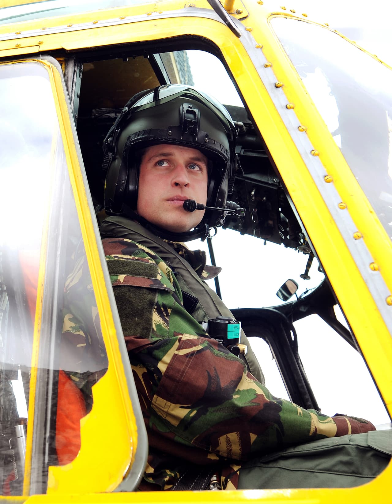 Actualmente labora como piloto de un helicóptero ambulancia.