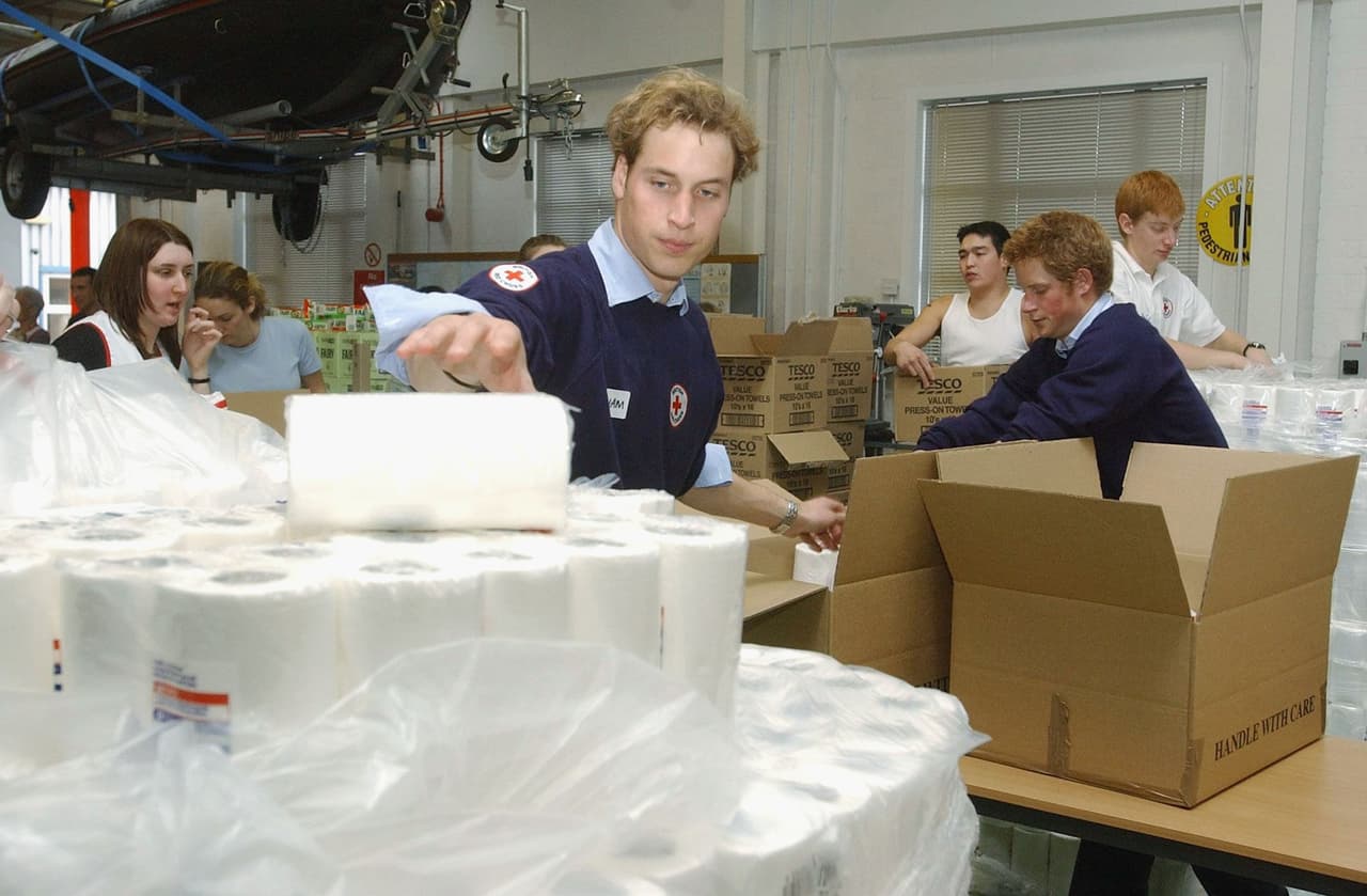 El príncipe siempre ha estado comprometido con labores sociales.