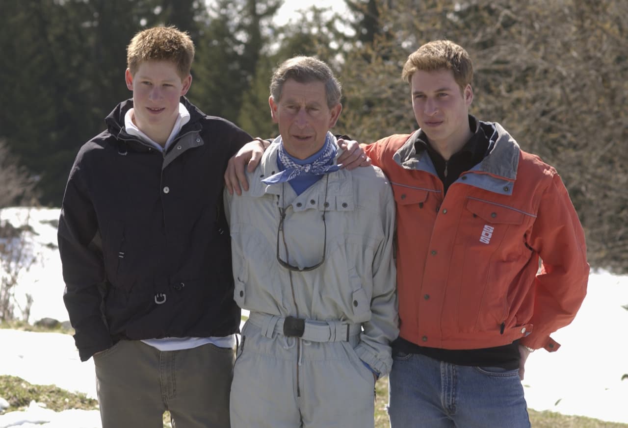 Los dos jóvenes príncipes con su papá.
