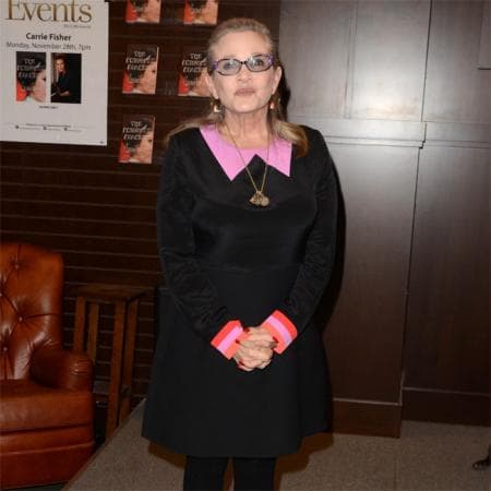 Previamente, el 23 de diciembre, la actriz de 60 años había sufrido un infarto minutos antes de aterrizar en la ciudad de Los Ángeles, pues regresaba de Londres, reveló 
<a href="https://elpais.com/cultura/2016/12/23/actualidad/1482529699_807133.html">El País</a>.
<br>