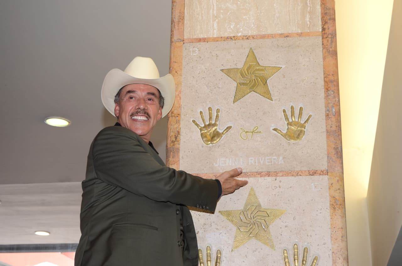 De acuerdo con su
<b> <a href="http://www.pedroriveramusic.com/" target="_blank">página oficial</a></b>, el también llamado 'Patriarca del corrido' descubrió a varios exponentes del género que ahora son figuras reconocidas, como Chalino Sánchez, El Chapo de Sinaloa y Los Canelos de Durango.