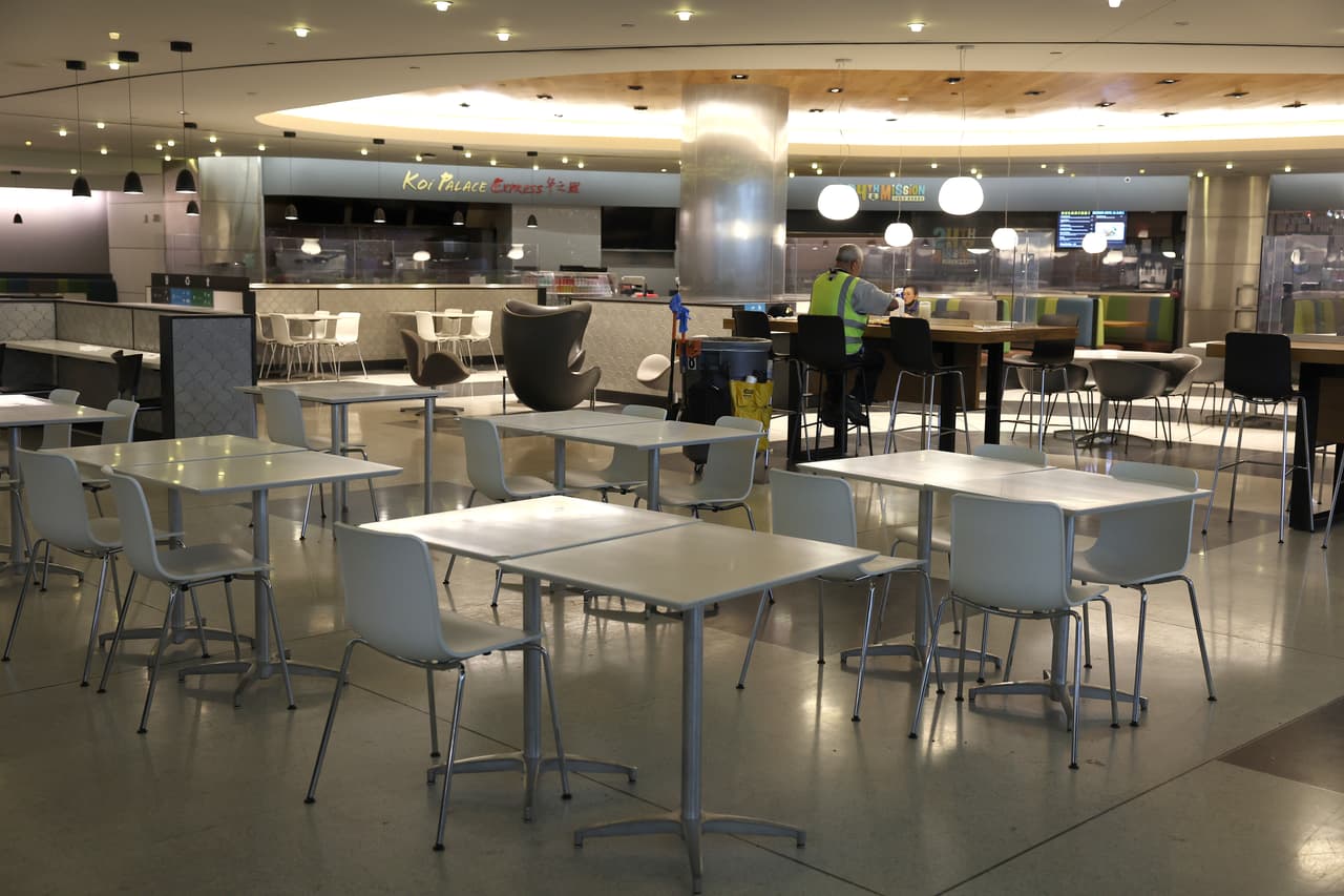 Algunos viajeros nos sabían de la huelga en los restaurantes y manifestaron que esto le complicaba su paso por el aeropuerto.
<br>