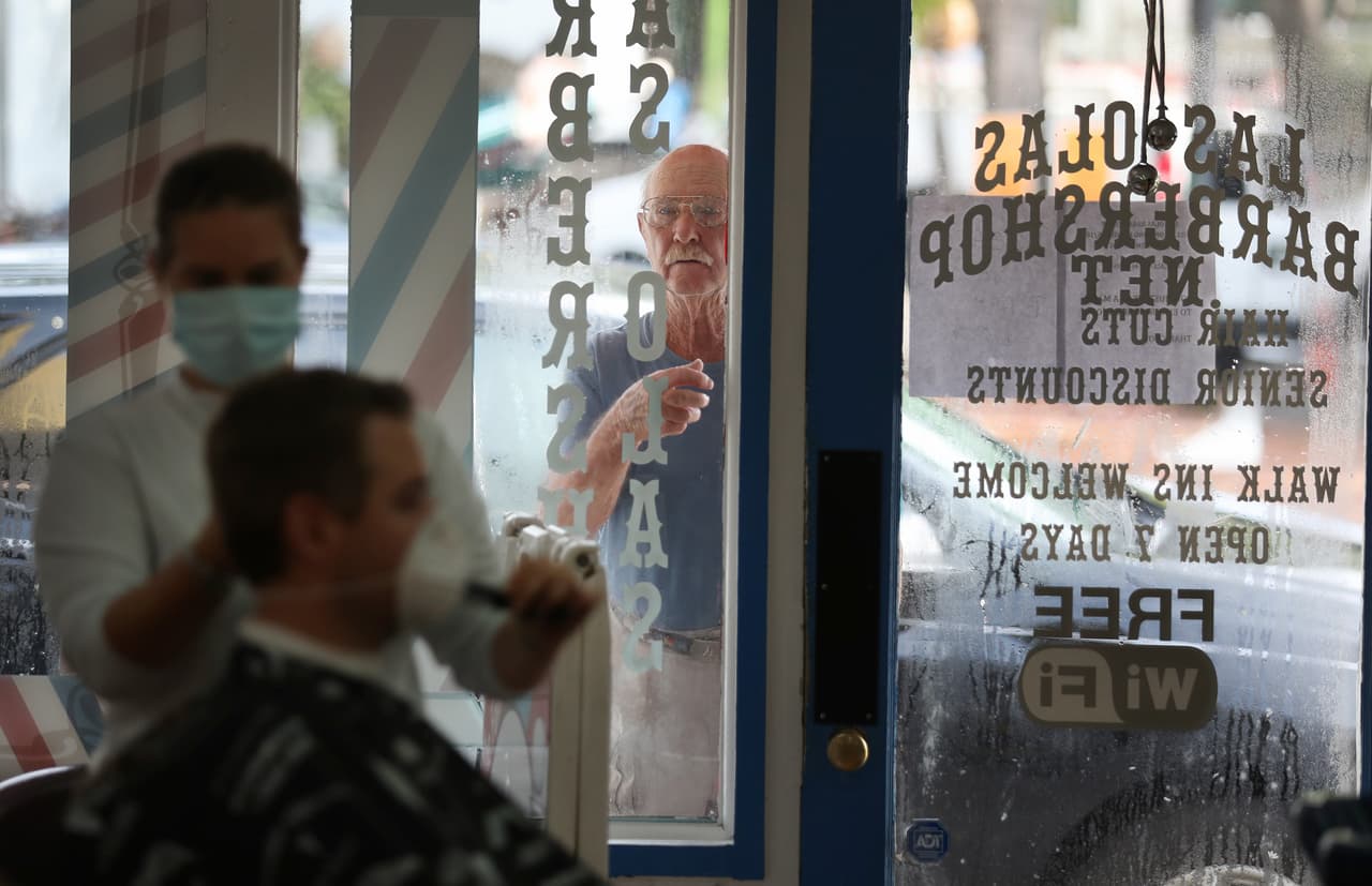 Una barbería recién reabierta en Fort Lauderdale, Florida, luego de dos meses de estar cerrada por la pandemia.