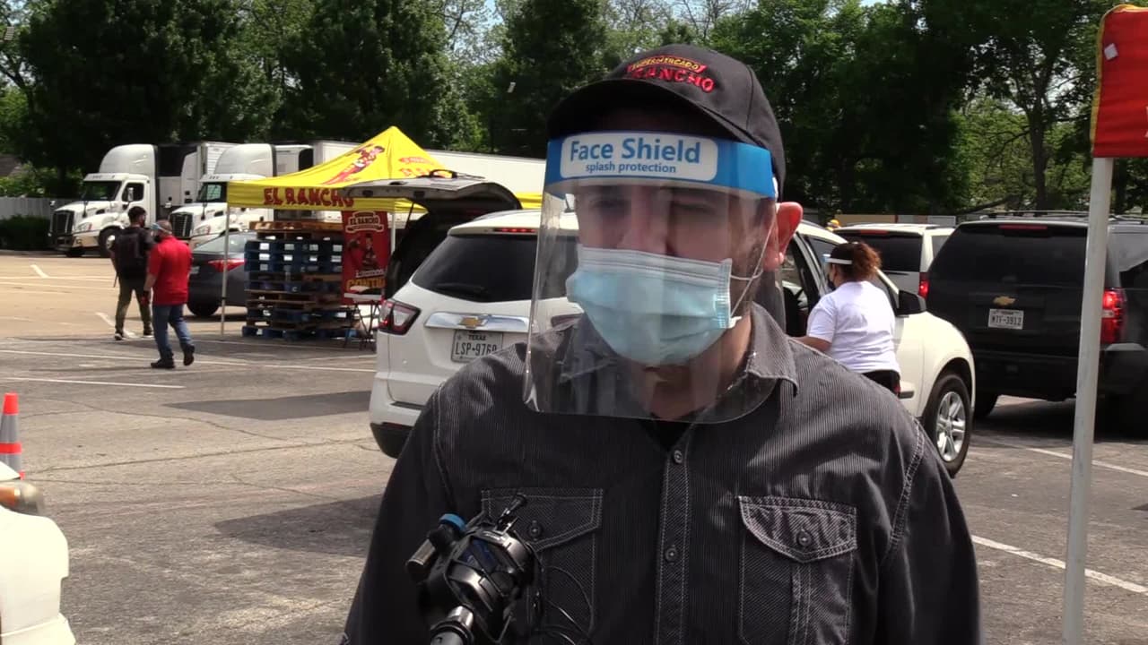 Supermercado del norte de Texas distribuye cientos de despensas