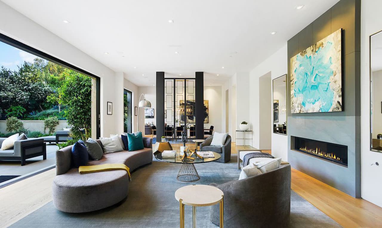 Esta mansión fue construida originalmente en el 1971 y no fue hasta el 2012 que fue 
<b>puesta en venta, por 6.3 millones de dólares</b>.