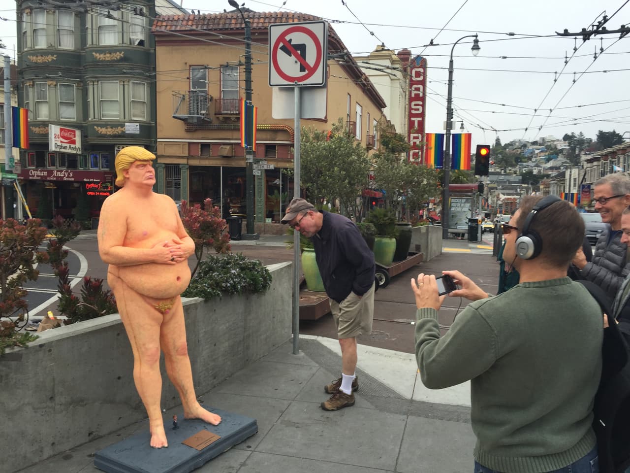 Una estatua del candidato republicano también apareció en San Francisco.