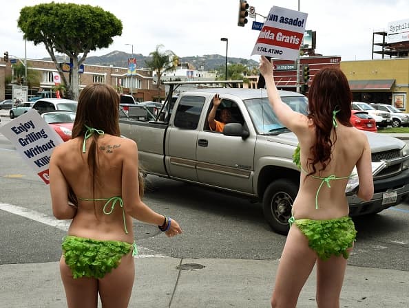 Activistas de la organización ‘PETA’ lanzaron una creativa campaña para impulsar el uso y consumo de productos vegetarianos durante las fiestas de Memorial Day.