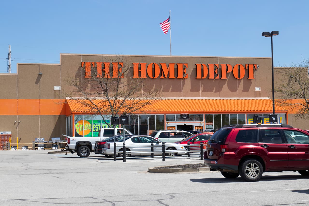 <b>Puesto 11. Home Depot</b>
<br>
<br>Ofertas de empleo publicadas en Ziprecruiter a finales de junio de 2021: 18,983.
<br>
<br>Tipos de empleo ofrecidos por esta compañía: cajeros, personal de tienda, asociados de comercialización y gerentes.
<br>