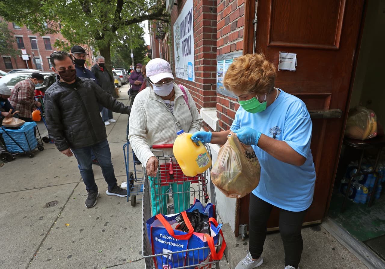 La ayuda es realmente necesaria cuando el país está viendo altas tasas de desempleo, a pesar de que ha bajado desde el inicio de la pandemia. Mientras que en todo Estados Unidos se reportó en septiembre una tasa de desempleo del 7,9%, en Nueva York se informó que 884,700 personas estaban desempleadas en ese mes, con una tasa del 9,7%,
<a href="https://labor.ny.gov/stats/pressreleases/pruistat.shtm#:~:text=In%20September%202020%2C%20the%20statewide,from%2010.0%25%20to%206.5%25." target="_blank">informó la Oficina de Estadísticas Laborales</a> de los Estados Unidos.