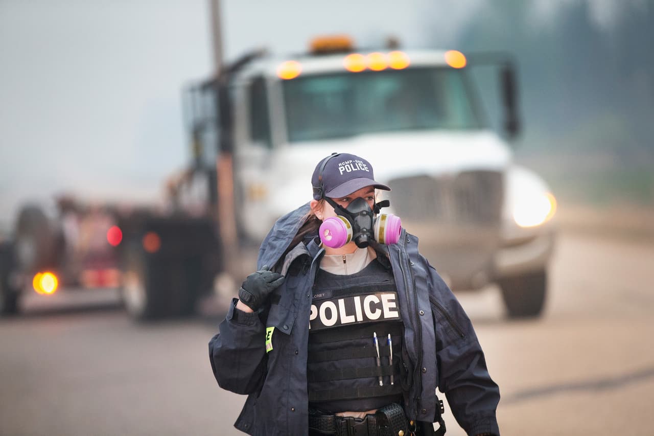 Una agente durante las tareas de evacuación de cerca de 80,000 residentes de la provincia de Alberta.