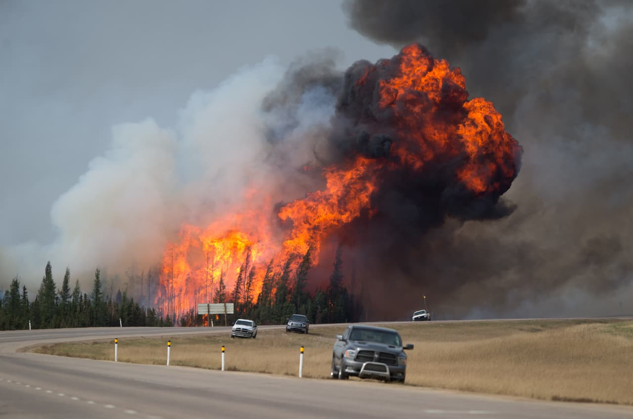 Vehículos abandonados en la autopista 63, cerca de Fort McMurray, Alberta,