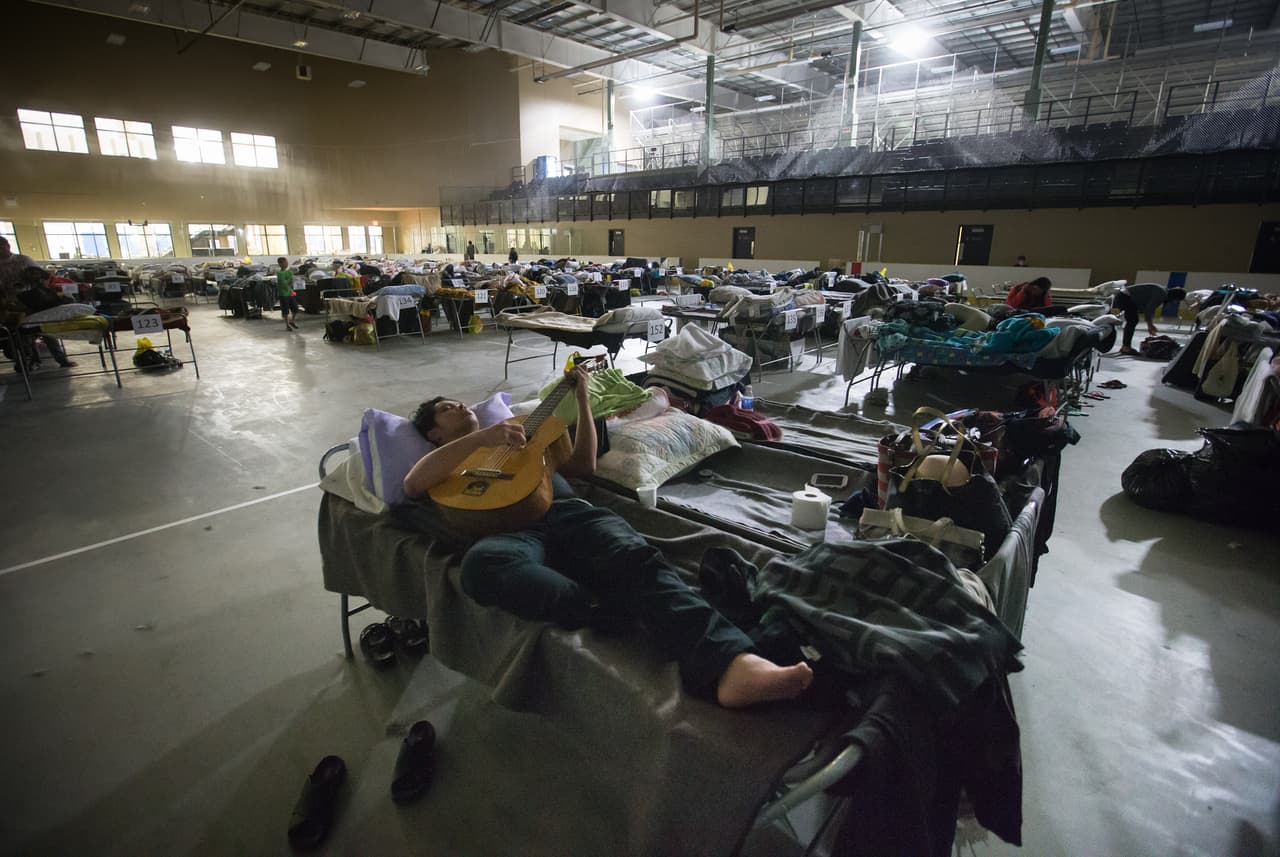 Un evacuado toca la guitarra en un pabellón de Lac La Biche, Alberta