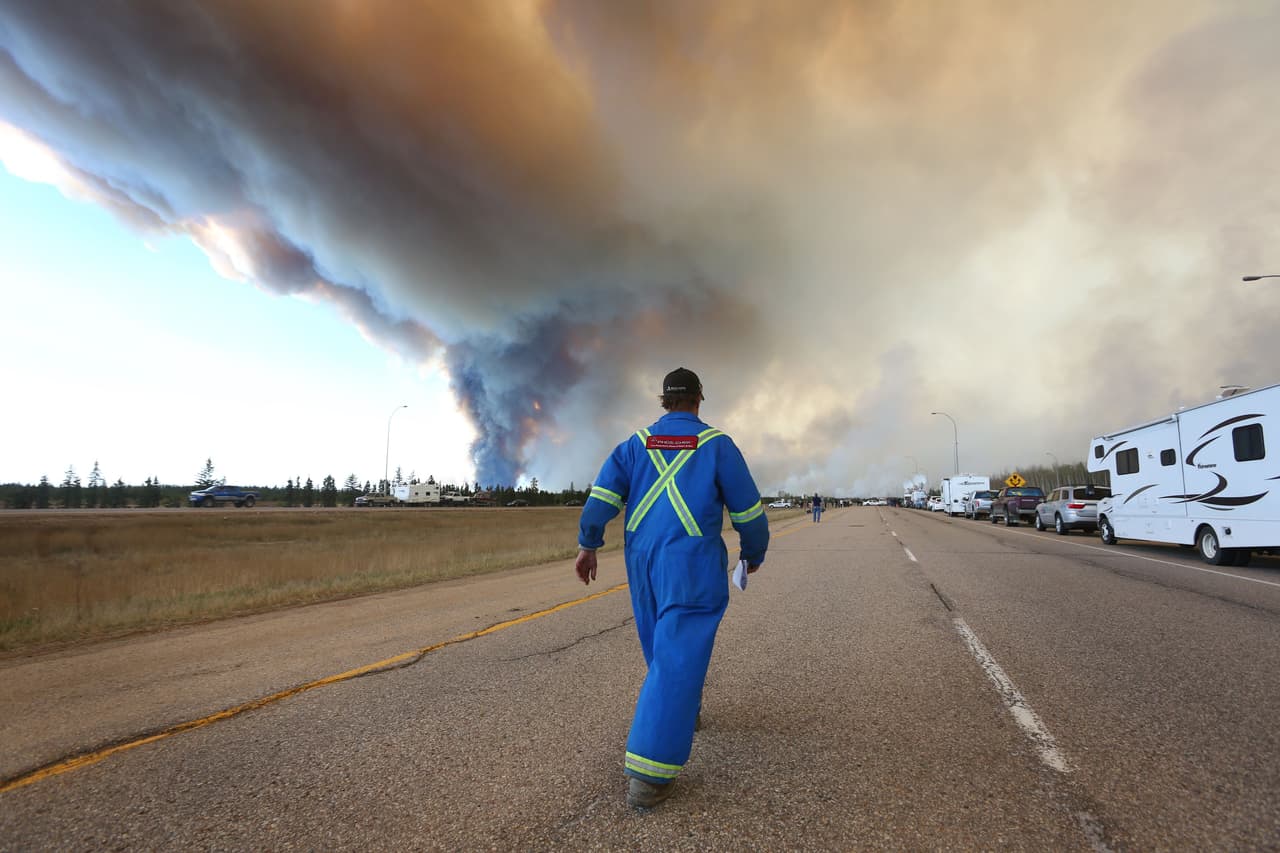 Las llamas han rodeado completamente Fort McMurray, donde solo permanecen unos 200 bomberos que evitan que el fuego consuma edificios esenciales para la ciudad, como el aeropuerto internacional o la planta de tratamiento de agua.